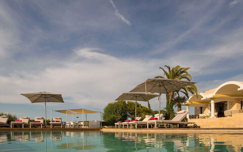 West Coast: Schwimmbad, Regenschirm, Resort, Sonnenliege, Gartenmöbel, Hazienda, Eco Hotel, Villa, Schatten, Ferienort