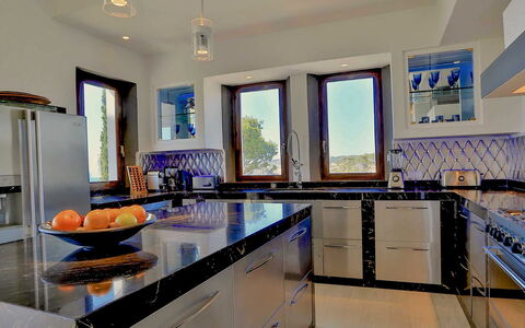 West Coast: Küche, Countertop, Interior Design, Möbel, Küchengerät, Flooring, Decke, Cabinetry, Major Appliance, Beleuchtung