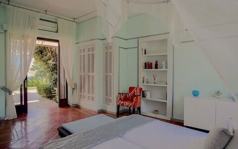 West Coast: Möbel, Interior Design, Fussboden, Flooring, Bett, Schlafzimmer, Holz, Decke, Zimmer, Textil
