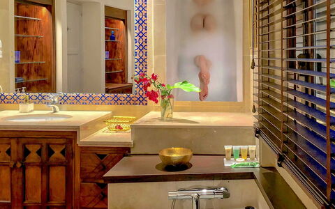 West Coast: Armatur, Interior Design, Wand, Sinken, Bad Sink, Flooring, Zapfhahn, Fussboden, Badezimmer, Installation