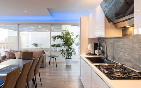 Villa Montallegro: Möbel, Interior Design, Küche, Countertop, Flooring, Holz, Fussboden, Küchengerät, Decke, Major Appliance