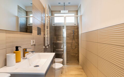 Villa Montallegro: Flooring, Interior Design, Badezimmer, Armatur, Fussboden, Wand, Holz, Badezimmerschrank, Bad Sink, Sinken