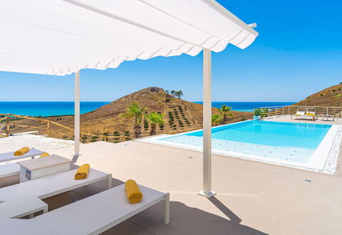 Villa Montallegro: Möbel, Schwimmbad, Resort, Stuhl, Eco Hotel, Schatten, Gartenmöbel, Outdoor Struktur, Villa, Hotel