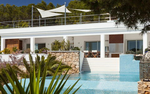 Villa Jondal: Schwimmbad, Möbel, Resort, Gartenmöbel, Stuhl, Schatten, Fussboden, Eco Hotel, Regenschirm, Hotel