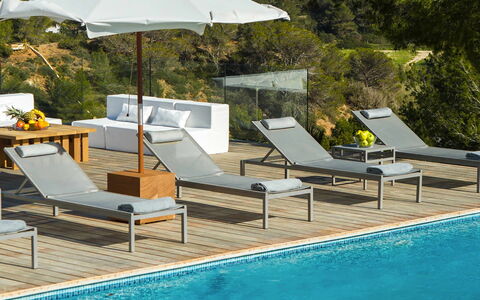 Villa Jondal: Möbel, Gartenmöbel, Stuhl, Sonnenliege, Regenschirm, Tisch Im Freien, Schatten, Terrasse, Schwimmbad, Resort