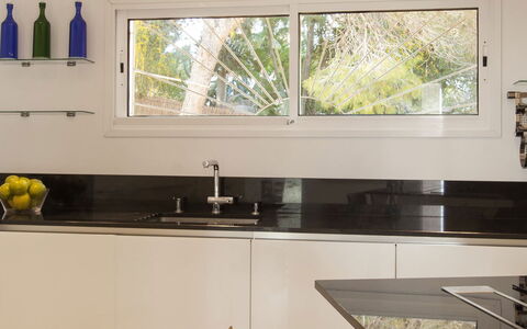 Villa Jondal: Küche, Countertop, Spüle, Interior Design, Armatur, Sinken, Küchengerät, Zapfhahn, Beleuchtung, Zuhause