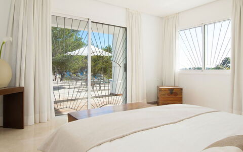 Villa Jondal: Möbel, Interior Design, Fussboden, Flooring, Textil, Schlafzimmer, Zuhause, Bett, Fensterabdeckung, Decke