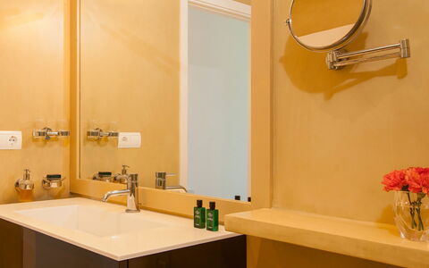 Villa Jondal: Bad Sink, Badezimmer, Armatur, Sinken, Wand, Interior Design, Spiegel, Zapfhahn, Countertop, Installation