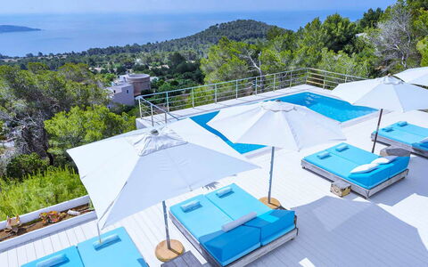 Villa Angelic: Blau, Schwimmbad, Resort, Gartenmöbel, Sonnenliege, Freizeit, Eco Hotel, Regenschirm, Hotel, Villa