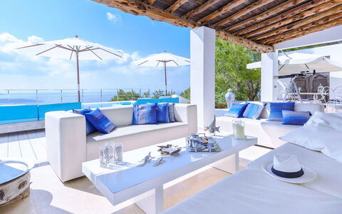 Villa Angelic: Blau, Möbel, Resort, Stuhl, Gartenmöbel, Wohnung, Schwimmbad, Hotel, Eco Hotel, Villa