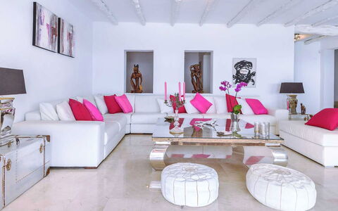 Villa Angelic: Möbel, Interior Design, Couch, Flooring, Wohnzimmer, Fussboden, Zuhause, Textil, Wohnung, Dekokissen