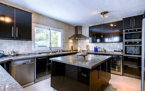 Villa Angelic: Küchengerät, Küche, Countertop, Cabinetry, Major Appliance, Haushaltsgerät, Möbel, Interior Design, Herd, Flooring