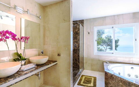 Villa Angelic: Flooring, Interior Design, Armatur, Badezimmer, Wand, Fussboden, Zapfhahn, Installation, Sinken, Badewanne