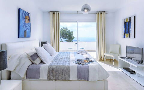 Villa Angelic: Möbel, Bett, Interior Design, Schlafzimmer, Bedding, Fussboden, Flooring, Bettdecke, Zuhause, Textil