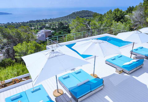 Villa Angelic: Blau, Schwimmbad, Resort, Gartenmöbel, Sonnenliege, Freizeit, Eco Hotel, Regenschirm, Hotel, Villa