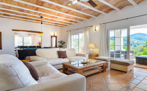 Villa Curiosity: Möbel, Interior Design, Couch, Flooring, Decke, Fussboden, Tabelle, Stuhl, Wohnzimmer, Zimmer