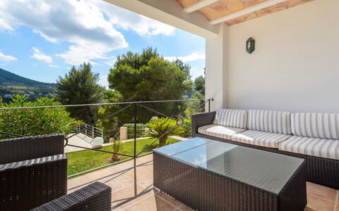 Villa Curiosity: Möbel, Gartenmöbel, Stuhl, Balkon, Tisch Im Freien, Schatten, Deck, Eco Hotel, Veranda, Küche & Esszimmer Tisch