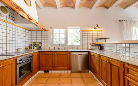 Villa Curiosity: Küche, Countertop, Interior Design, Flooring, Decke, Armatur, Fussboden, Cabinetry, Spüle, Sinken