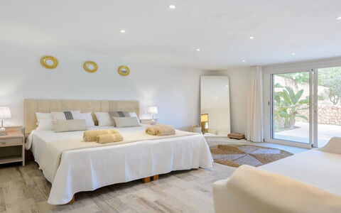 Villa Curiosity: Möbel, Bett, Schlafzimmer, Interior Design, Holz, Flooring, Fussboden, Bedding, Bettdecke, Linens