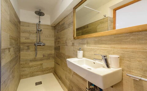 Villa Curiosity: Flooring, Wand, Fussboden, Holz, Armatur, Interior Design, Bad Sink, Badezimmer, Sinken, Zapfhahn