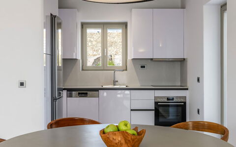 Villa Cupido: Möbel, Interior Design, Küche, Küchengerät, Countertop, Flooring, Holz, Decke, Major Appliance, Light Fixture