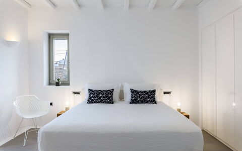 Villa Psiche: Bett, Schlafzimmer, Interior Design, Wand, Möbel, Bedding, Bettdecke, Fussboden, Flooring, Textil
