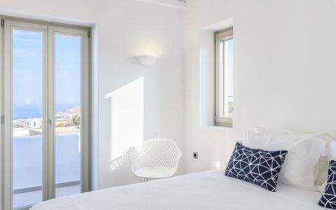 Villa Psiche: Wohnung, Schlafzimmer, Bett, Bedding, Bettrahmen, Balkon, Linens, Bettdecke, Kissen, Hotel