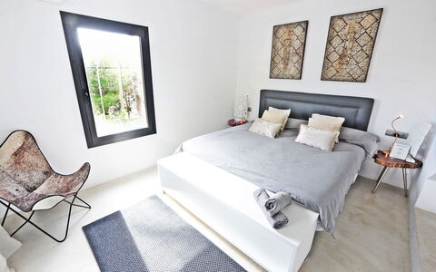 Villa Seahorse: Möbel, Bett, Schlafzimmer, Interior Design, Fussboden, Flooring, Bedding, Holz, Bettdecke, Zimmer
