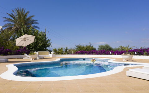 Villa Besso: Gartenmöbel, Möbel, Schwimmbad, Regenschirm, Resort, Stuhl, Schatten, Freizeit, Eco Hotel, Tisch Im Freien