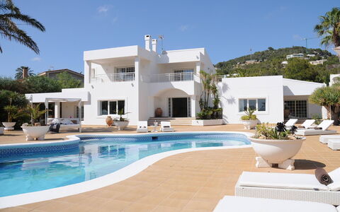 Villa Besso: Schwimmbad, Estate, Gartenmöbel, Resort, Villa, Villa, Hotel, Balkon, Hazienda, Stuhl