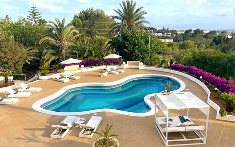 Villa Besso: Möbel, Gartenmöbel, Schwimmbad, Resort, Stuhl, Regenschirm, Eco Hotel, Freizeit, Schatten, Hotel