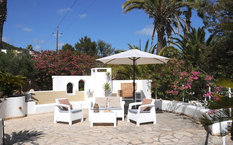 Villa Besso: Möbel, Stuhl, Gartenmöbel, Blumentopf, Schatten, Resort, Regenschirm, Garten, Tisch Im Freien