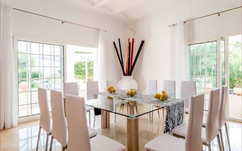 Villa Besso: Möbel, Interior Design, Tabelle, Stuhl, Flooring, Esszimmer, Holz, Küche & Esszimmer Tisch, Fussboden, Textil