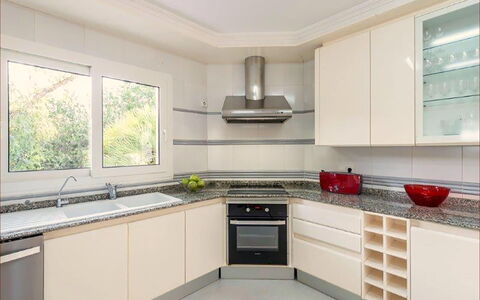 Villa Besso: Küche, Küchengerät, Countertop, Cabinetry, Interior Design, Major Appliance, Flooring, Holz, Haushaltsgerät, Herd