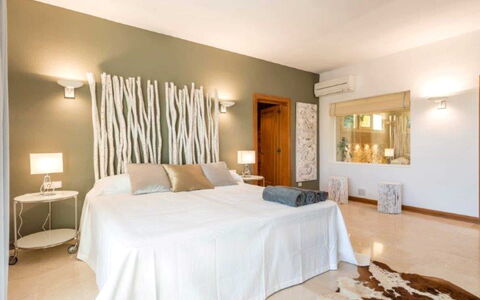 Villa Besso: Bett, Möbel, Bedding, Schlafzimmer, Interior Design, Bettdecke, Wand, Holz, Decke, Flooring