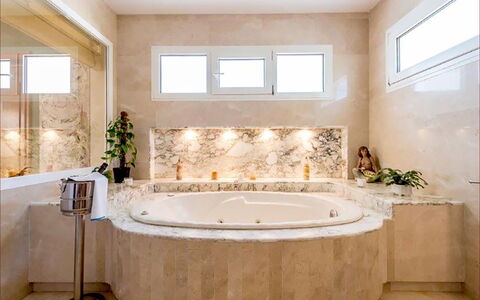 Villa Besso: Interior Design, Armatur, Badewanne, Wand, Badezimmer, Flooring, Zapfhahn, Fussboden, Installation, Decke