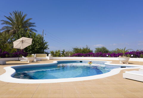 Villa Besso: Gartenmöbel, Möbel, Schwimmbad, Regenschirm, Resort, Stuhl, Schatten, Freizeit, Eco Hotel, Tisch Im Freien