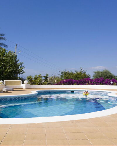 Villa Besso: Gartenmöbel, Möbel, Schwimmbad, Regenschirm, Resort, Stuhl, Schatten, Freizeit, Eco Hotel, Tisch Im Freien