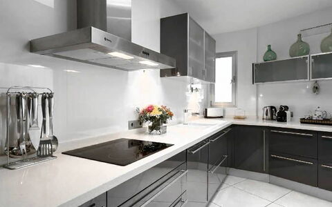 Villa Floresta: Küche, Küchengerät, Countertop, Cabinetry, Möbel, Major Appliance, Interior Design, Herd, Haushaltsgerät, Light Fixture