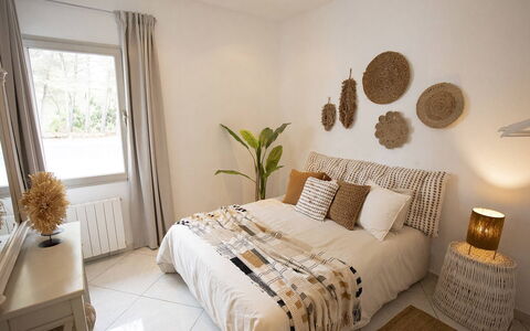 Villa Floresta: Bett, Möbel, Bedding, Schlafzimmer, Interior Design, Bettdecke, Wand, Linens, Holz, Zimmer