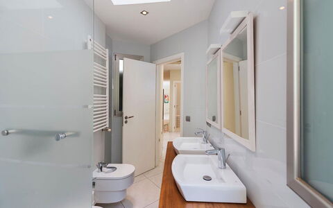 Villa Floresta: Badezimmer, Armatur, Flooring, Bad Sink, Interior Design, Toilette, Sinken, Fussboden, Toilleten Sitz, Zapfhahn