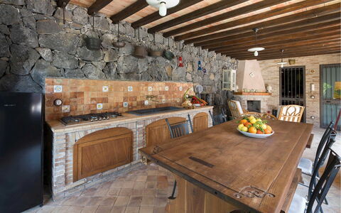 Villa Carosone: Möbel, Holz, Flooring, Interior Design, Tabelle, Fussboden, Küche, Küche & Esszimmer Tisch, Stuhl, Steinwand