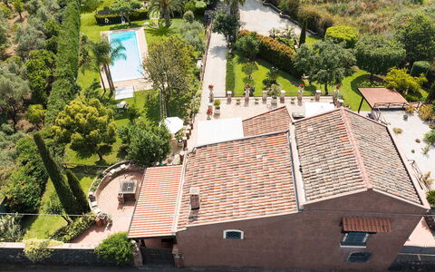 Villa Carosone: Wohngebiet, Haus, Dach, Die Architektur, Zuhause, Estate, Landschaft, Urban Design, Grundstueck, Menschliche Siedlung
