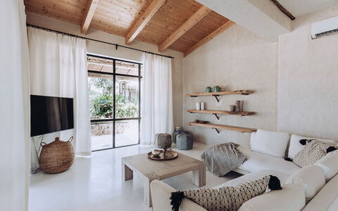 Villa Horses: Möbel, Interior Design, Holz, Couch, Wohnzimmer, Zuhause, Flooring, Decke, Zimmer, Fussboden