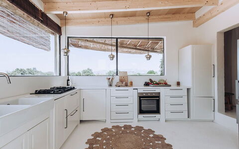 Villa Horses: Küche, Countertop, Interior Design, Flooring, Möbel, Holz, Decke, Fussboden, Cabinetry, Küchengerät