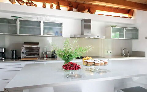 Villa Higo: Küche, Countertop, Interior Design, Küchengerät, Cabinetry, Möbel, Zuhause, Major Appliance, Light Fixture, Decke