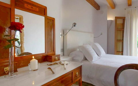 Villa Higo: Möbel, Holz, Interior Design, Flooring, Fussboden, Beleuchtung, Bett, Schlafzimmer, Zuhause, Zimmer