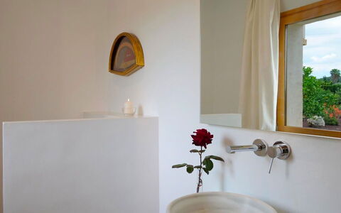 Villa Higo: Wand, Interior Design, Armatur, Bad Sink, Badezimmer, Beleuchtung, Zapfhahn, Installation, Zimmer, Zuhause