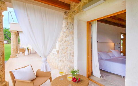 Villa Higo: Möbel, Interior Design, Resort, Flooring, Fussboden, Stuhl, Holzbeize, Schwimmbad, Schatten, Eco Hotel