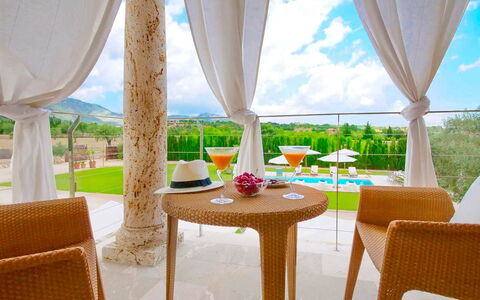 Villa Higo: Möbel, Resort, Stuhl, Gartenmöbel, Freizeit, Schwimmbad, Regenschirm, Schatten, Eco Hotel, Hotel